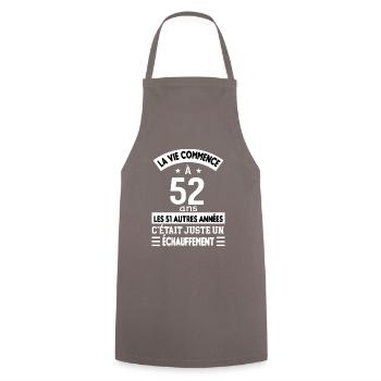 Cadeau anniversaire 52 ans - Tablier de cuisine - gris - Devant - AI Model Male 185 dark (185cm)