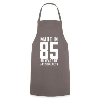 Made In 85 40ème ans de génialité Anniversaire - Tablier de cuisine - gris - Devant - AI Model Male 185 dark (185cm)