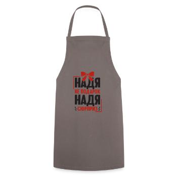 Nadja disant en tenue russe Russie pour - Tablier de cuisine - gris - Devant - AI Model Male 185 dark (185cm)