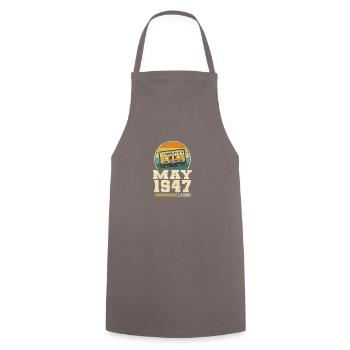 76e anniversaire Mai Né en 1947 Idée cadeau - Tablier de cuisine - gris - Devant - AI Model Male 185 dark (185cm)