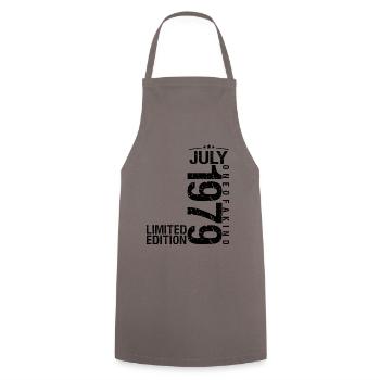 Anniversaire 1979 Juillet 1979 Juillet 1979 - Tablier de cuisine - gris - Devant - AI Model Male 185 dark (185cm)