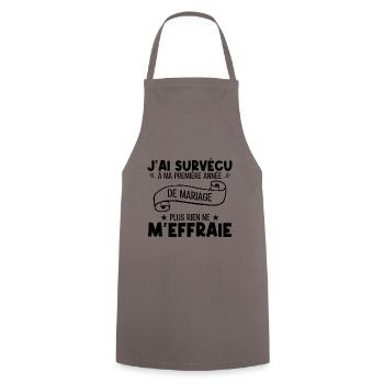 J'ai survécu à ma première année de mariage !! - Tablier de cuisine - gris - Devant - AI Model Male 185 dark (185cm)