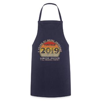 Jahrgang 2019 - Jahrgang 2019 Retro Geburtstag - Kochschürze - Navy - Vorne - AI Model Male 185 dark (185cm)