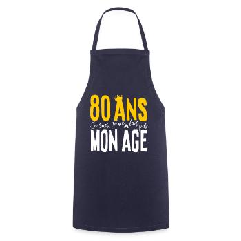 80 ANS Je sais, je ne fais pas mon âge (humour HF) - Tablier de cuisine - marine - Devant - AI Model Male 185 dark (185cm)