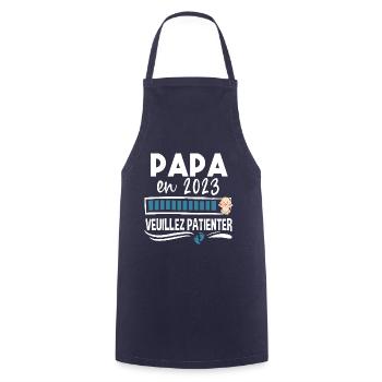 Papa 2023 Bébé Naissance Père Cadeau Humour - Tablier de cuisine - marine - Devant - AI Model Male 185 dark (185cm)
