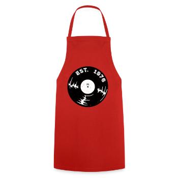 Est 1976 Vinyl  - Kochschürze - Rot - Vorne - AI Model Male 185 dark (185cm)