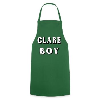 Clare Boy – Conception du comté de Clare - Tablier de cuisine - vert foncé - Devant - AI Model Male 185 dark (185cm)