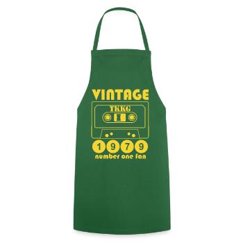 TKKG 1979 Number One Fan Vintage Kassette - Kochschürze - Grün - Vorne - AI Model Male 185 dark (185cm)