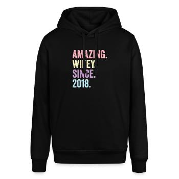 Amazing Wifey Since 2018 - Stanley/Stella SOUNDER Unisex Hoodie - black - Front - Alina (178cm) & Michal (187cm)