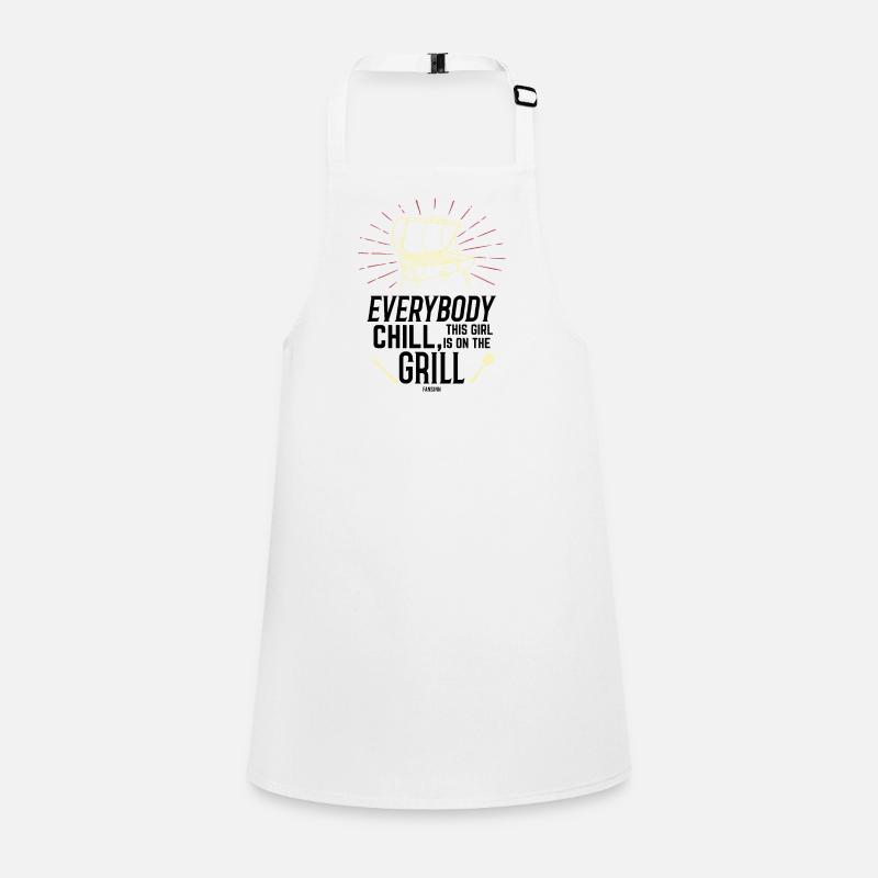 Frau steht am Grill Schürze für Kinder