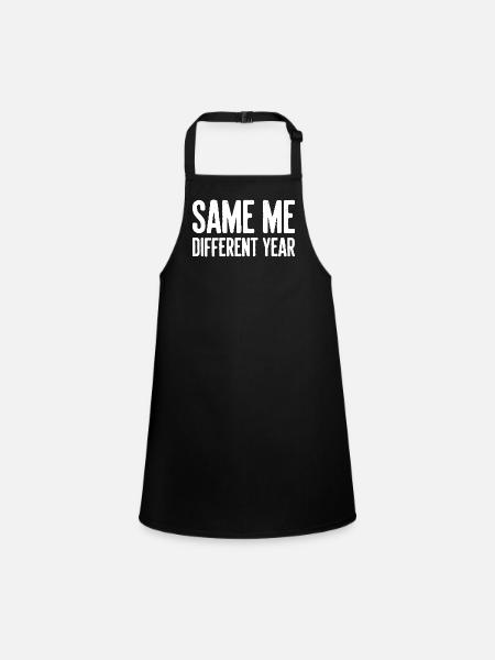 Same Me Different Year Humorvoller Slogan - Schürze für Kinder - Schwarz - Vorne