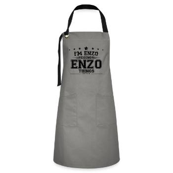 Ich bin Enzo, der Enzo-Dinge macht - Kontrastschürze - Grau/Schwarz - Vorne - Zoe (177cm)