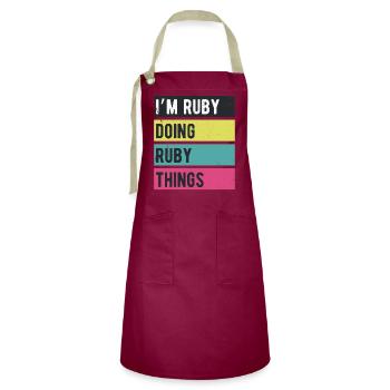 Ich bin Ruby und mache Rubin-Dinge in Retro-Farben - Kontrastschürze - Burgunderrot / Sandfarben - Vorne - Zoe (177cm)