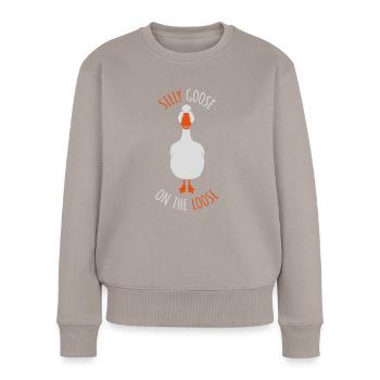 goose on the loose - Frauen Premium Bio Pullover - Taupe - Vorne - Julia (174cm)