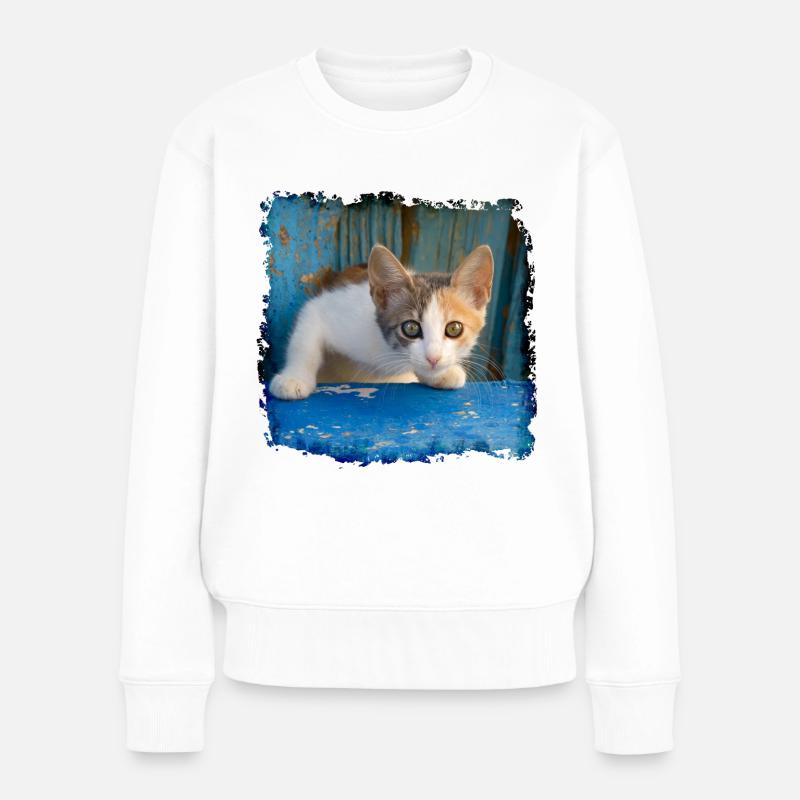 Süßes junges Kätzchen schaut aus alter blauer Tür - Frauen Premium Bio Pullover - Weiß
