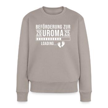 Beförderung zur Uroma 2025 Loading - Frauen Premium Bio Pullover - Taupe - Vorne - Julia (174cm)