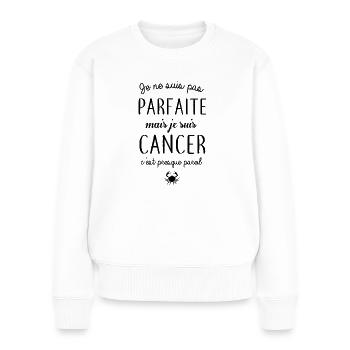Je ne suis pas parfaite mais je suis cancer - Pull Premium bio Femme - blanc - Devant - Julia (174cm)