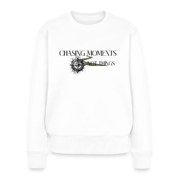 Chasing Moments – Abenteuer statt Dinge - Frauen Premium Bio Pullover - Weiß - Vorne - Julia (174cm)