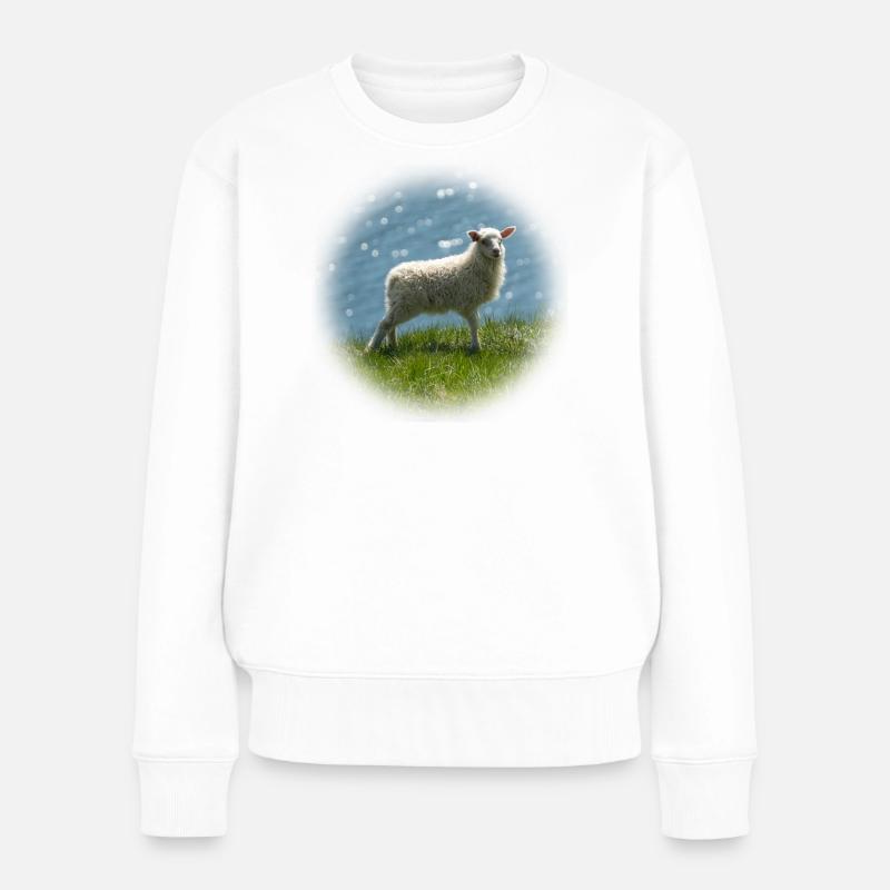 Junges Island Schaf auf Wiese - Frauen Premium Bio Pullover - Weiß