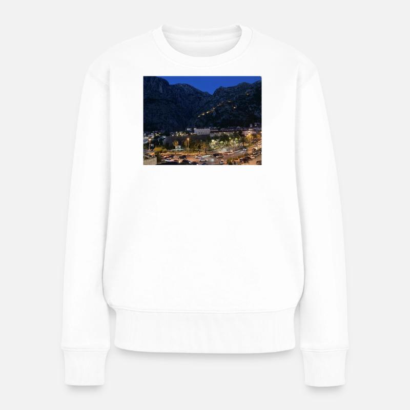 Abendstimmung in Bergdorf - Frauen Premium Bio Pullover - Weiß