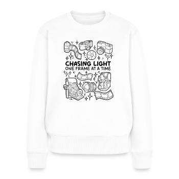 Chasing Light – Frame für Frame - Frauen Premium Bio Pullover - Weiß - Vorne - Julia (174cm)
