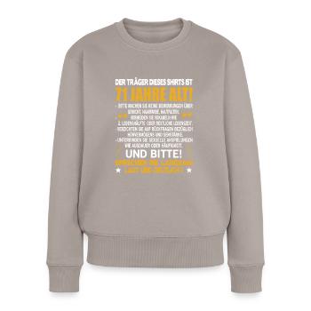 Der Träger dieses Shirts ist 71 Jahre alt 71. - Frauen Premium Bio Pullover - Taupe - Vorne - Julia (174cm)