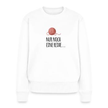 Nur noch eine Reihe. Wolle Omas Spruch - Frauen Premium Bio Pullover - Weiß - Vorne - Julia (174cm)