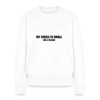 THE FASHION TEE - MY CIRCLE IS SMALL FOR A REASON - Frauen Premium Bio Pullover - Weiß - Vorne - Julia (174cm)
