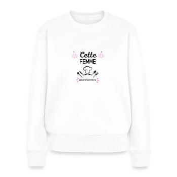 Cette femme est chef cuisinière - Pull Premium bio Femme - blanc - Devant - Julia (174cm)