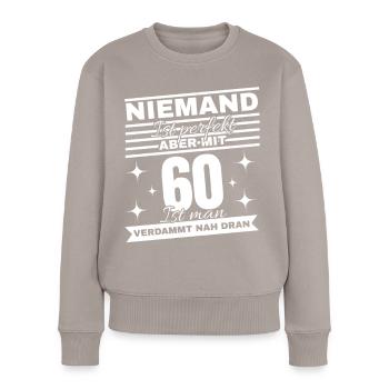 60er Geburtstag Spruch Shirt - Frauen Premium Bio Pullover - Taupe - Vorne - Julia (174cm)