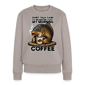 Morgenkaffee, Karpfenangeln, Humor - Frauen Premium Bio Pullover - Taupe - Vorne - Julia (174cm)