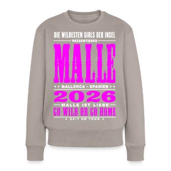 Malle 2026 Die wildesten Girls der Insel Go Wild - Frauen Premium Bio Pullover - Taupe - Vorne - Julia (174cm)
