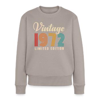 JAHRGANG 1972. 49. GEBURTSTAG - Frauen Premium Bio Pullover - Taupe - Vorne - Julia (174cm)