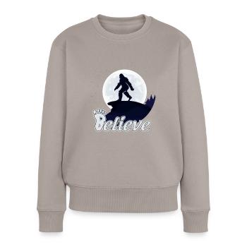 Big Foot Moon Believe - Frauen Premium Bio Pullover - Taupe - Vorne - Julia (174cm)