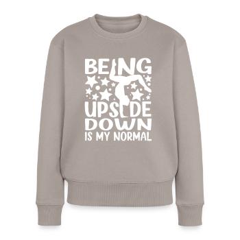 Being Upside Down Is My Normal Cheerleader Design - Frauen Premium Bio Pullover - Taupe - Vorne - Julia (174cm)