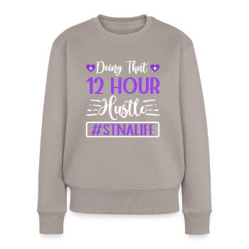 Damit 12 Stunden - Staatlich Getestete - Frauen Premium Bio Pullover - Taupe - Vorne - Julia (174cm)