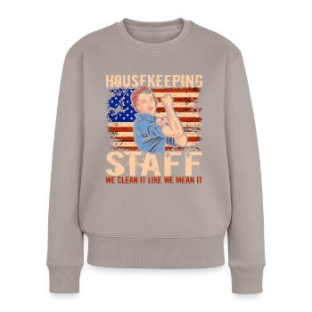 Housekeeping Staff We Clean It Like We Mean It - Frauen Premium Bio Pullover - Taupe - Vorne - Julia (174cm)