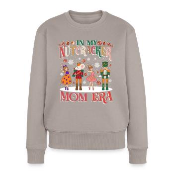 In My Nutcracker Mom Era - Frauen Premium Bio Pullover - Taupe - Vorne - Julia (174cm)