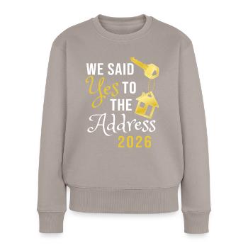 We Said Yes To The Address 2026 - Frauen Premium Bio Pullover - Taupe - Vorne - Julia (174cm)