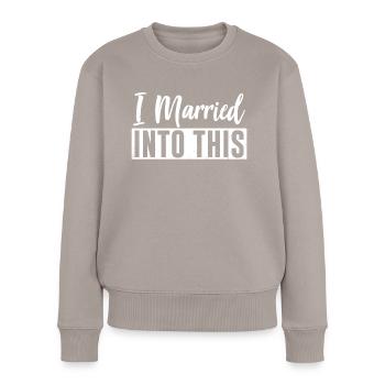 I married into this family sweet - Women's Premium Organic Jumper - taupe - Front - Julia (174cm)