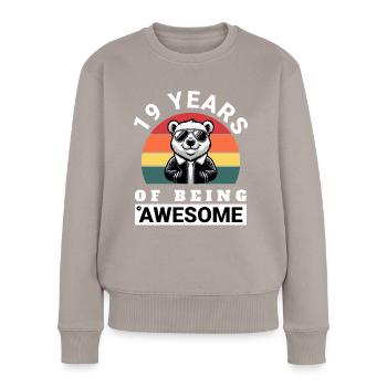 19 Years of Being Awesome Geburtstag Geschenkidee - Frauen Premium Bio Pullover - Taupe - Vorne - Julia (174cm)