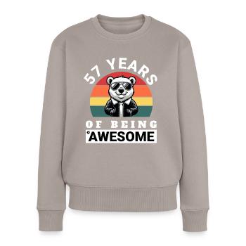 57 Years of Being Awesome Geburtstag Geschenkidee - Frauen Premium Bio Pullover - Taupe - Vorne - Julia (174cm)