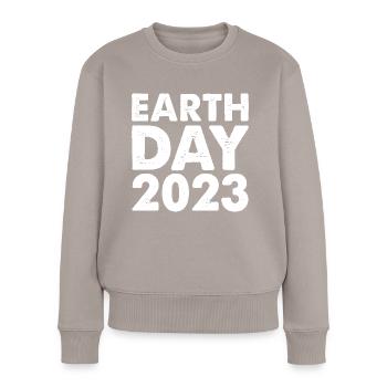 Earth Day 2023 - Frauen Premium Bio Pullover - Taupe - Vorne - Julia (174cm)