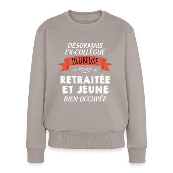 Femme Collègue Future Retraitée Jeune Et Heureuse - Pull Premium bio Femme - taupe - Devant - Julia (174cm)