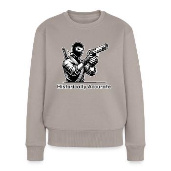 Ninja Assassin avec une arme à feu - Historiquement exact - Pull Premium bio Femme - taupe - Devant - Julia (174cm)