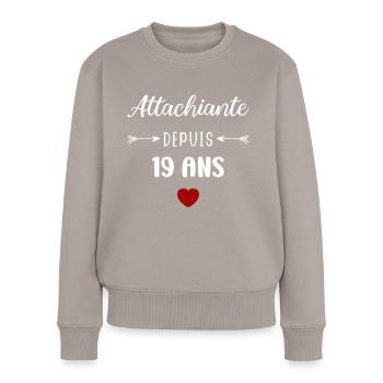 Attachiante depuis 19 ans - Pull Premium bio Femme - taupe - Devant - Julia (174cm)