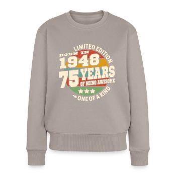 75 Jahre - Geburtstag 1948 - Frauen Premium Bio Pullover - Taupe - Vorne - Julia (174cm)