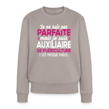Auxiliaire de puériculture Puéricultrice Métier - Pull Premium bio Femme - taupe - Devant - Julia (174cm)