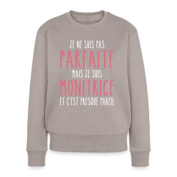 Pas parfaite mais je suis Monitrice - Pull Premium bio Femme - taupe - Devant - Julia (174cm)