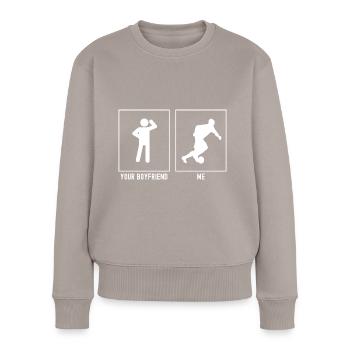 Dein Freund - Ich - Fußballer rechts - Frauen Premium Bio Pullover - Taupe - Vorne - Julia (174cm)